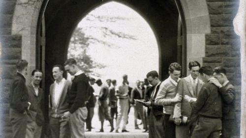长途步行, 博彩平台网址大全(哈特福德, CT):外景:贾维斯和威廉姆斯拱门连接到顶峰街. 大约在1935年